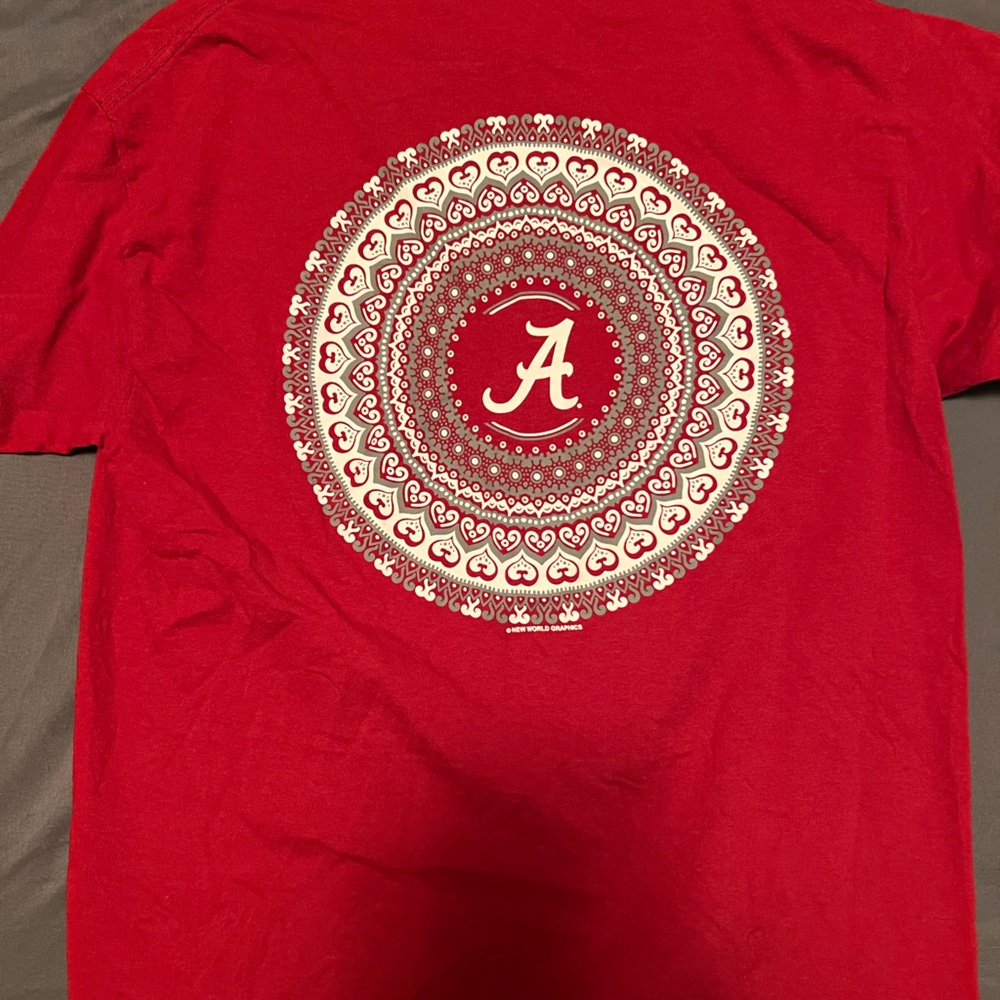 I am selling an Alabama football shirt, size M